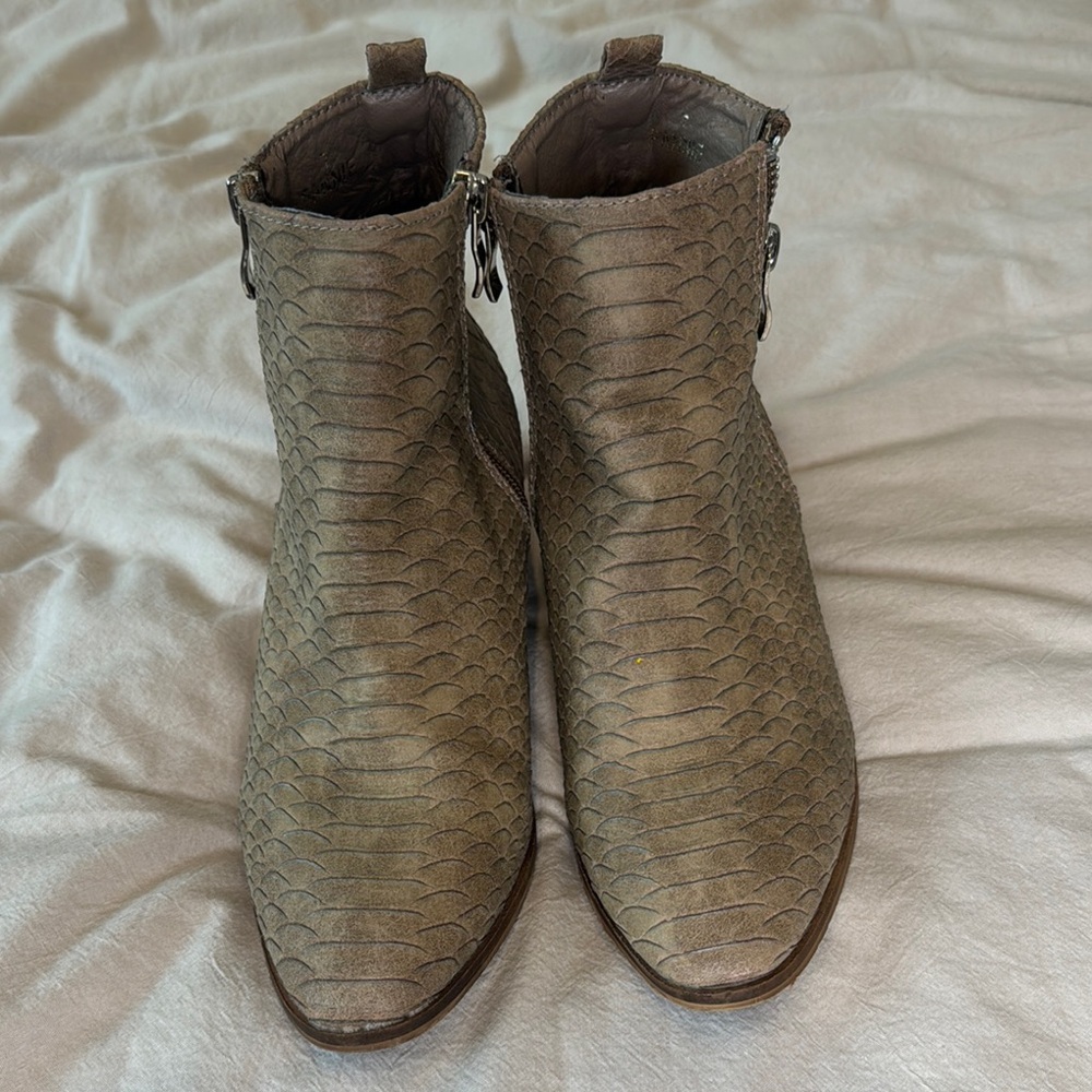 Catherine Malandrino Tan Ankle Booties with Western Silhouette